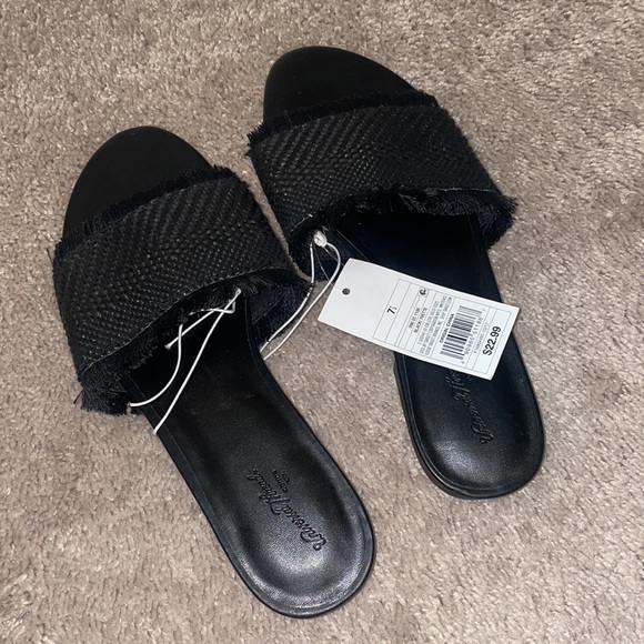 Universal Thread Black Sandals - Picture 2 of 3